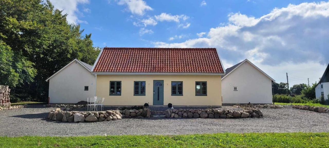 Mysigt Hus I Liten By Naera Havet Ystad Exterior photo